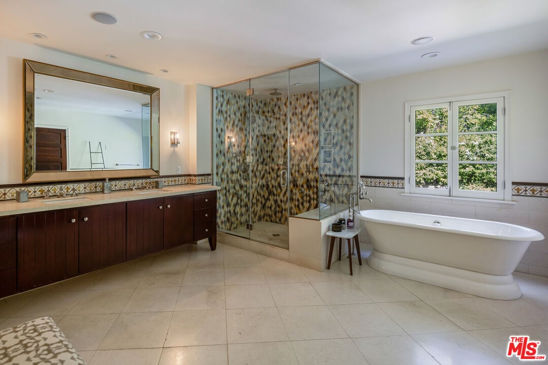 Velaris Estate, Laurel Canyon Blvd, 90046