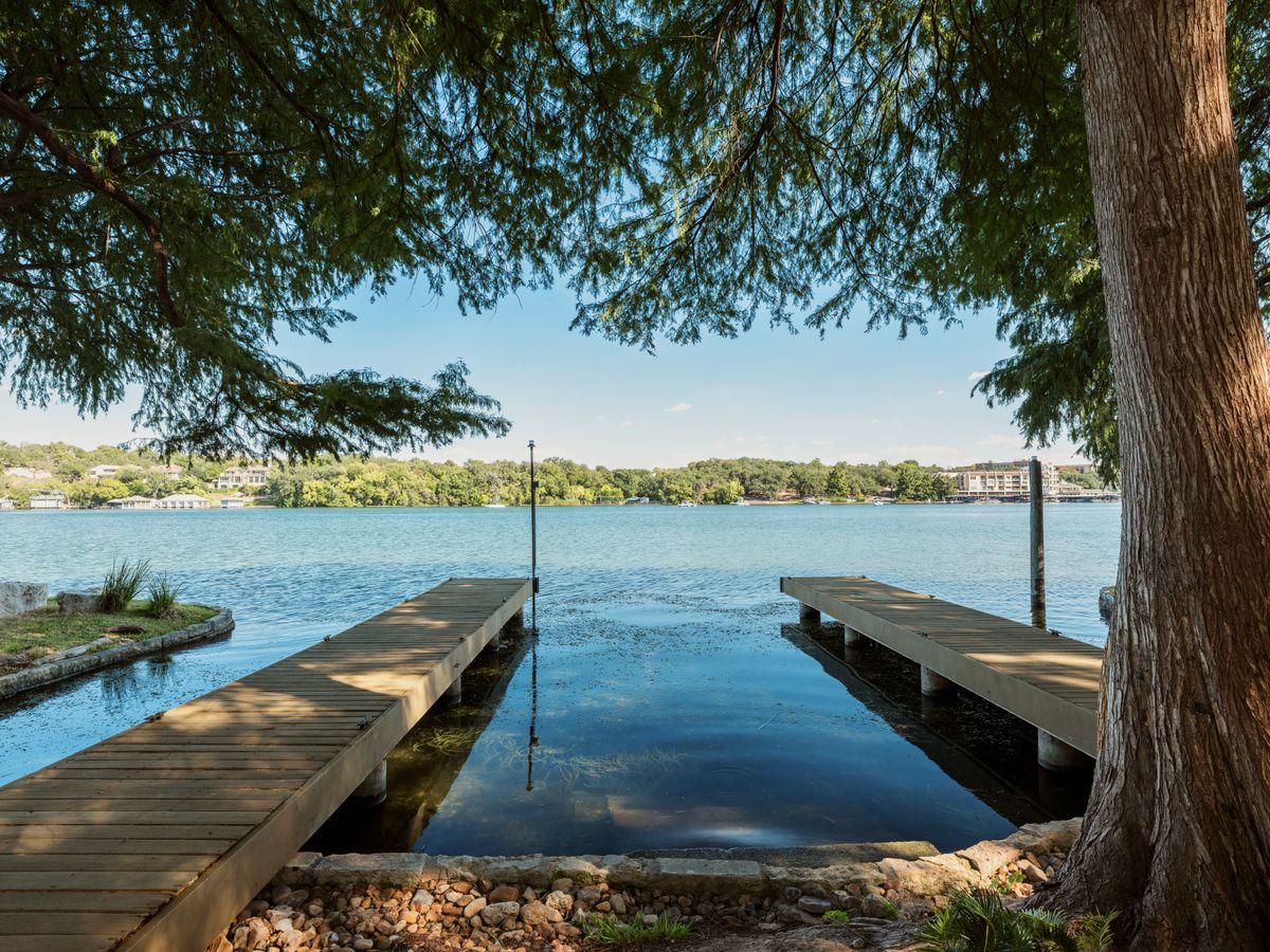Lakeshore Horizon: Waterfront Villa with Lake & City Views