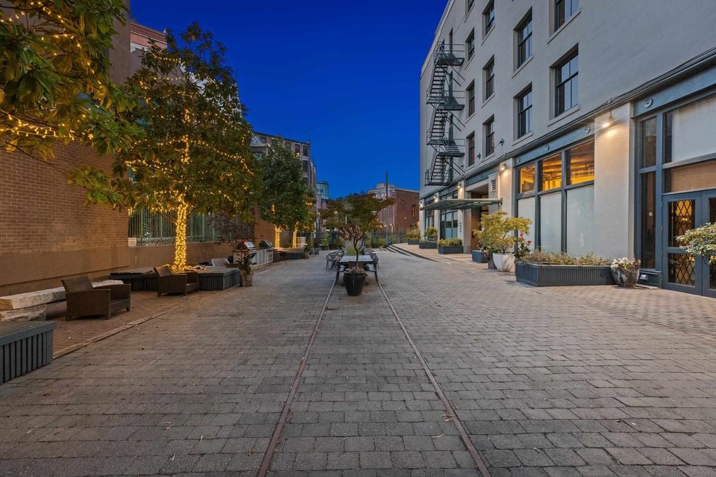 87 E Cordova St