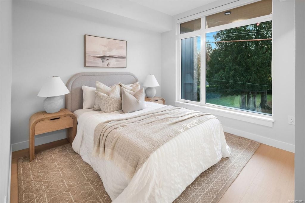 5229 Cordova Bay, #304