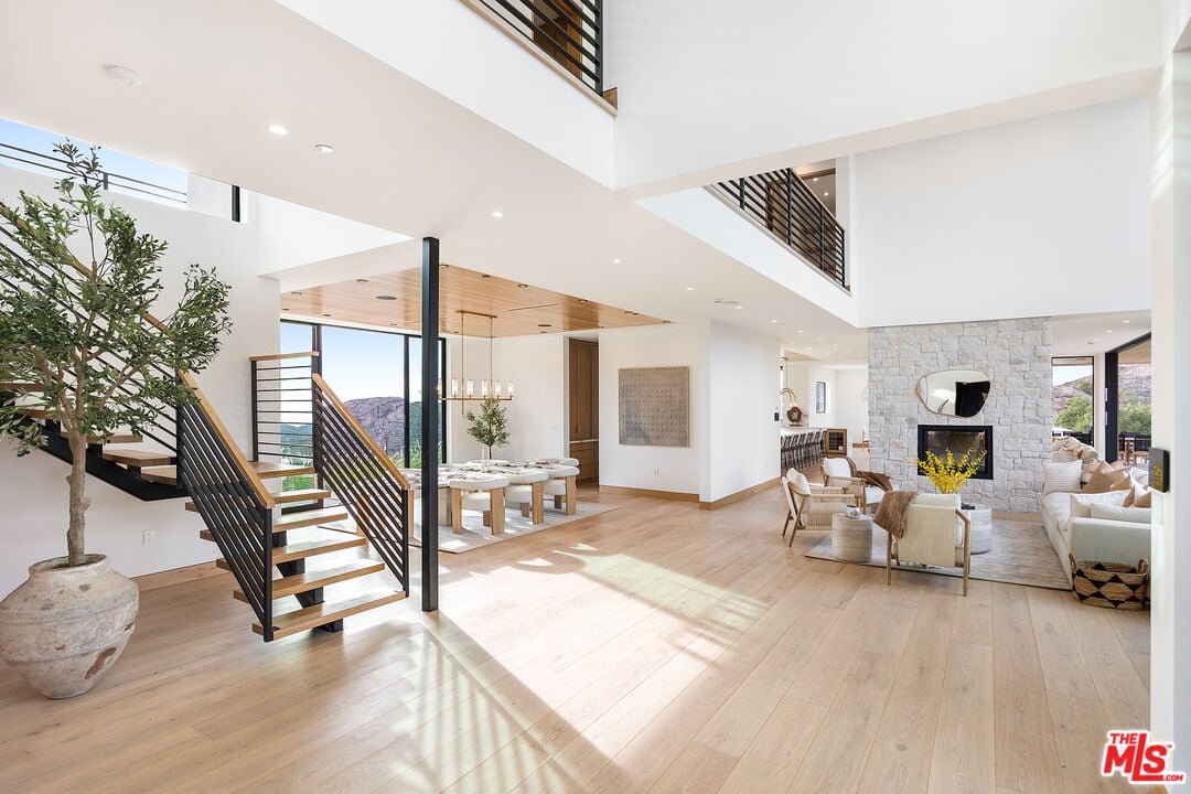 Mulholland Hwy, 90265