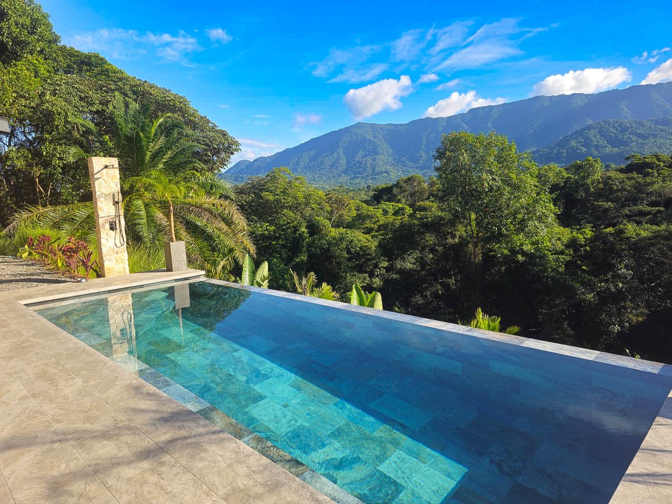Ojochal Modern Jungle Home with Infinity Pool & Mountain Views
