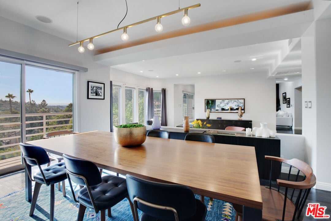 Solaris Manor, N Knoll Dr, 90068