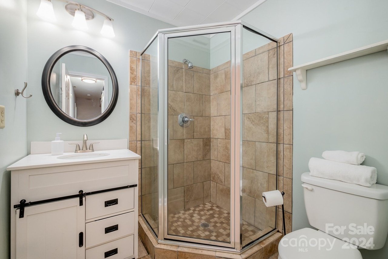 324 W 10th St