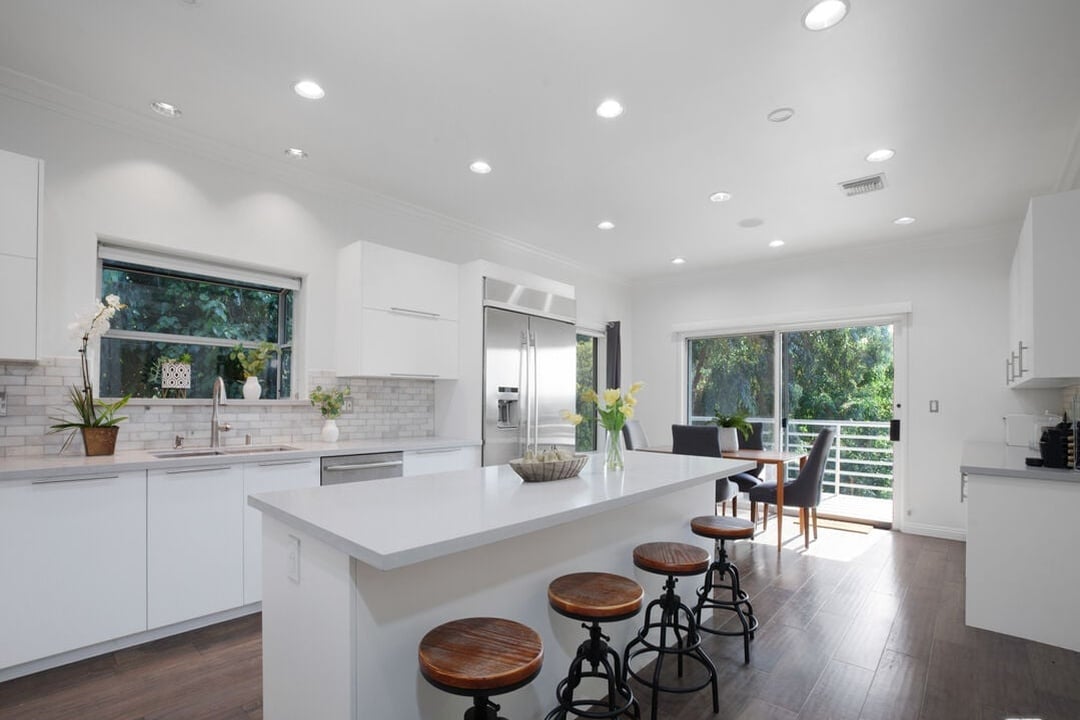 Solaris Manor, N Knoll Dr, 90068