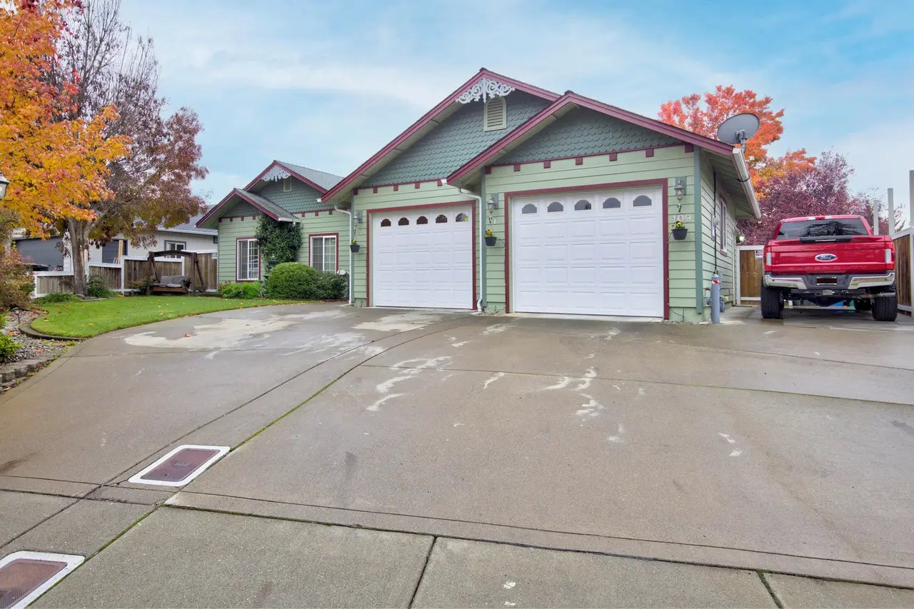 109 SW Lowe Ct