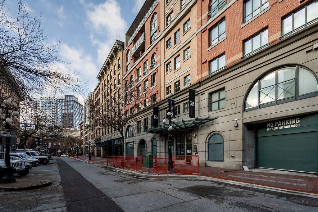 502-55 Alexander St