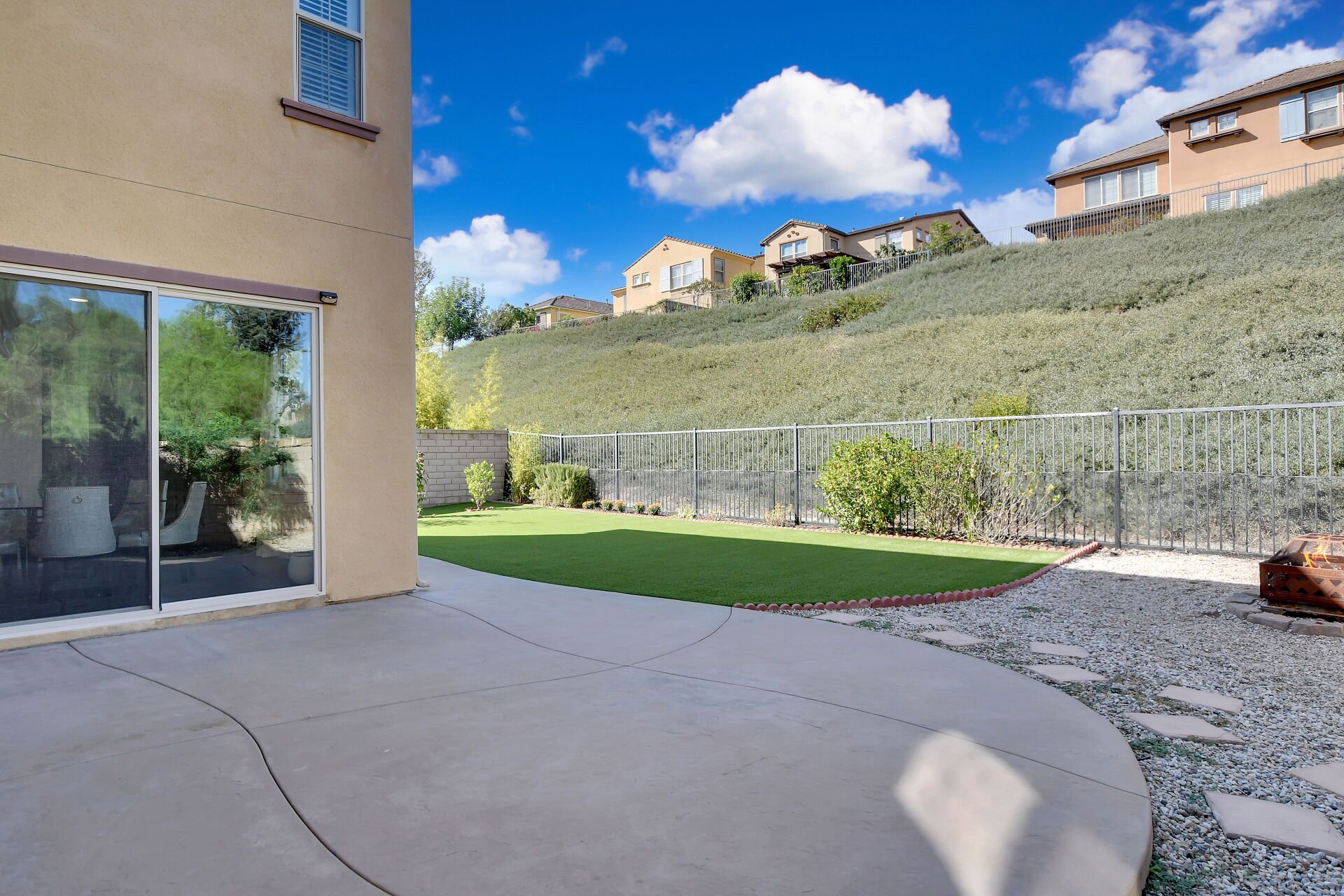 885 E Manresa