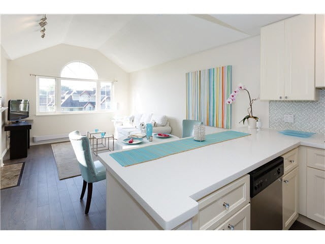 402-833 W 16th Ave