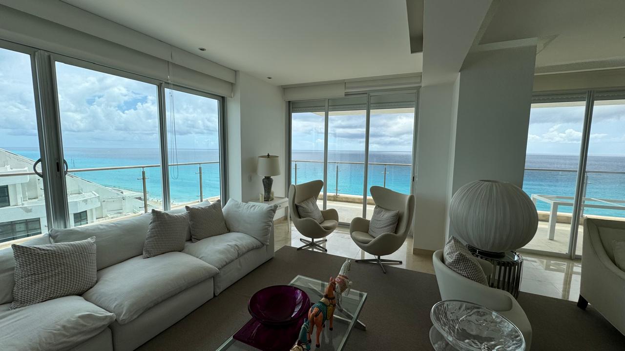 Live the Coastal Dream: Luxurious Oceanview Apartment in Cancun's Premier Hotel Zone!