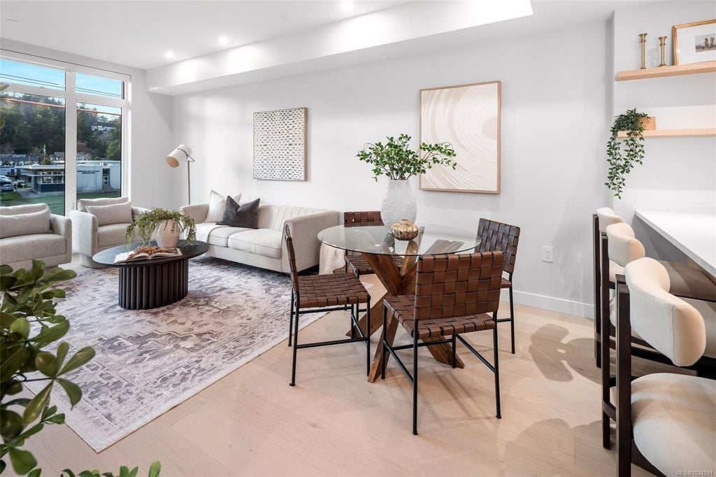 5229 Cordova Bay, #304