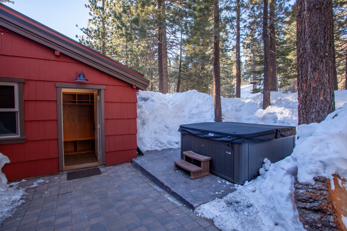 Private Cabin with hot tub, walk to village