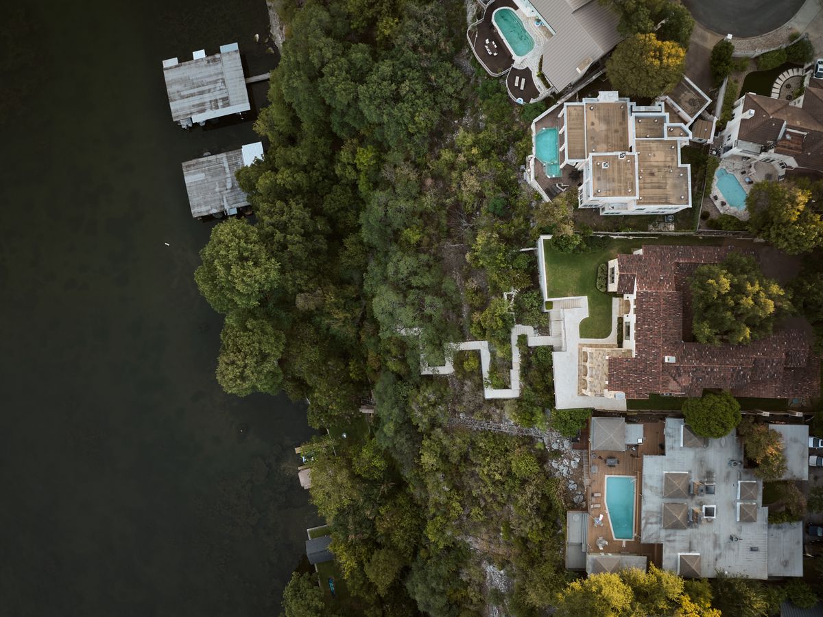 Lakeshore Horizon: Waterfront Villa with Lake & City Views