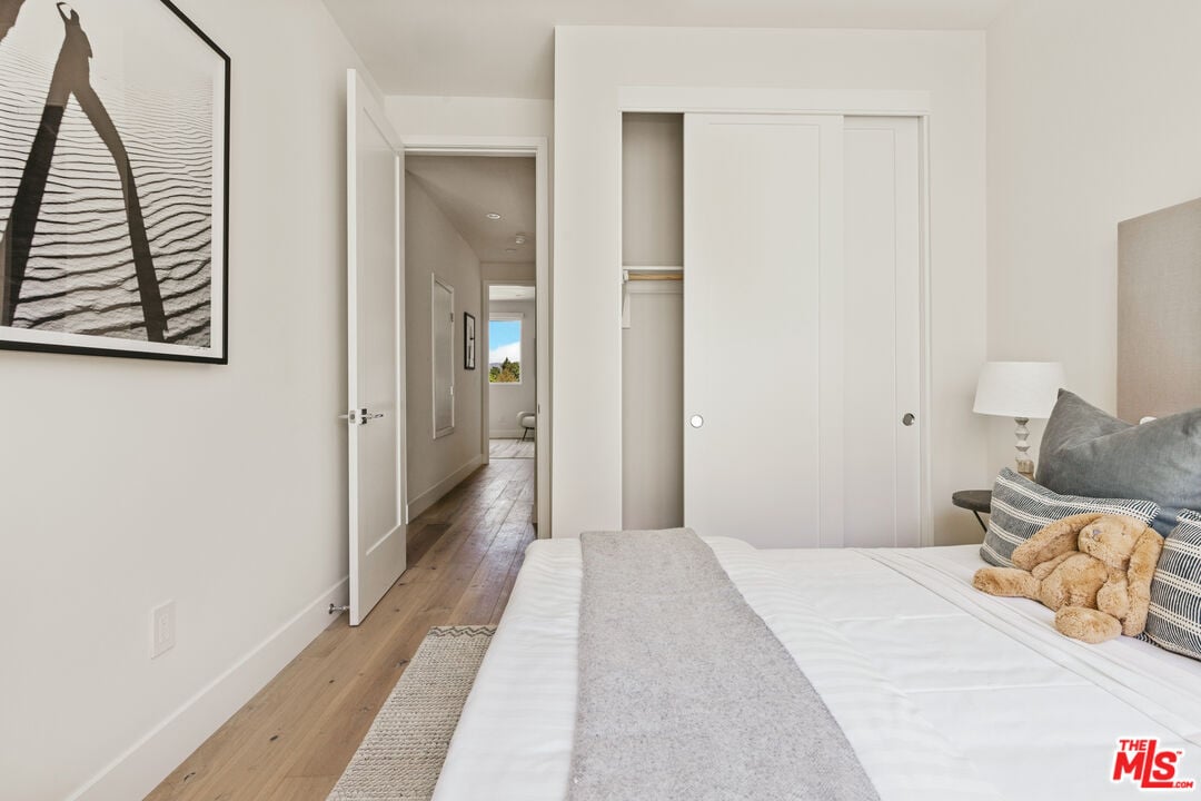 3218 S Barrington Ave