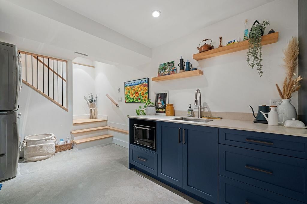 230 E 28 St