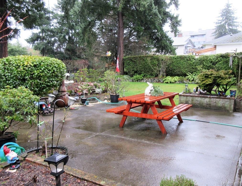 3925 Quadra St