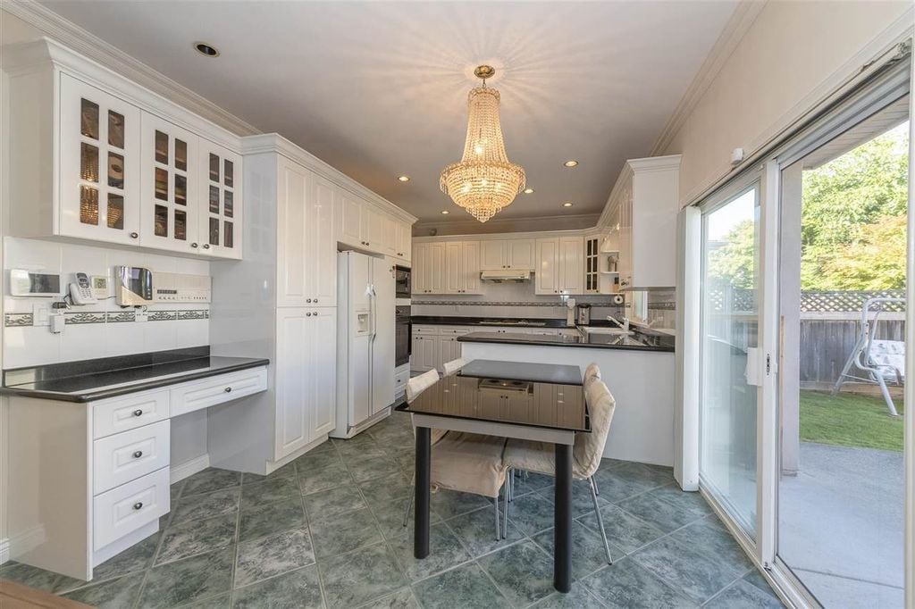 9260 Pauleshin Cres