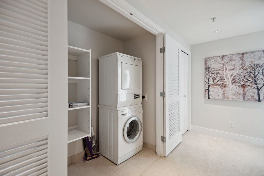 499 Broughton St, #1402