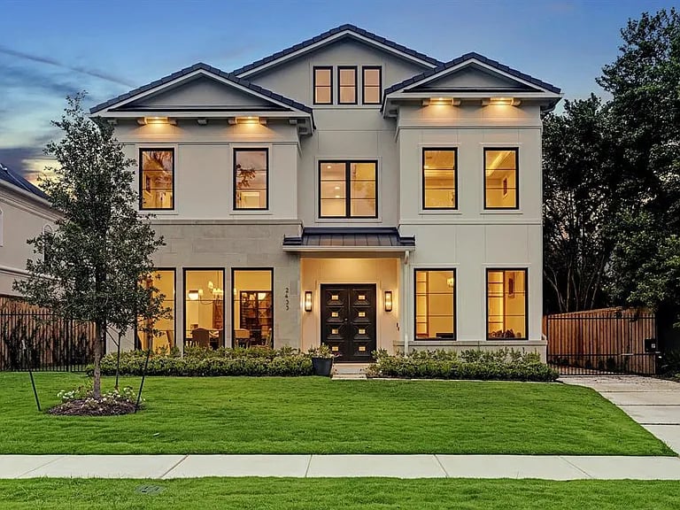2433 Pelham Dr