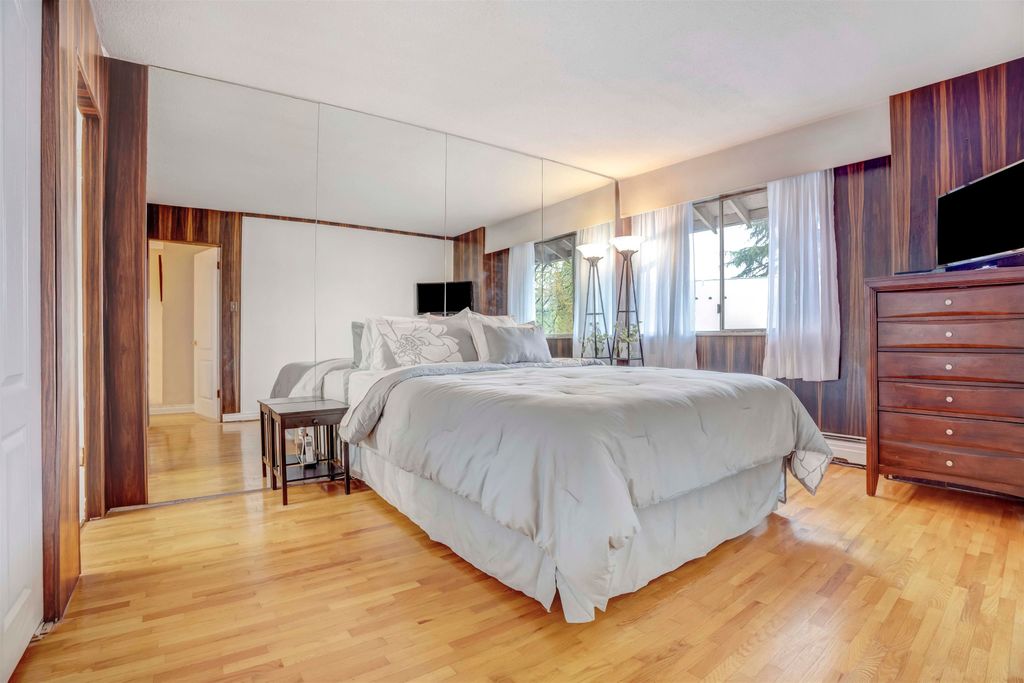 555 W 28th St, #104