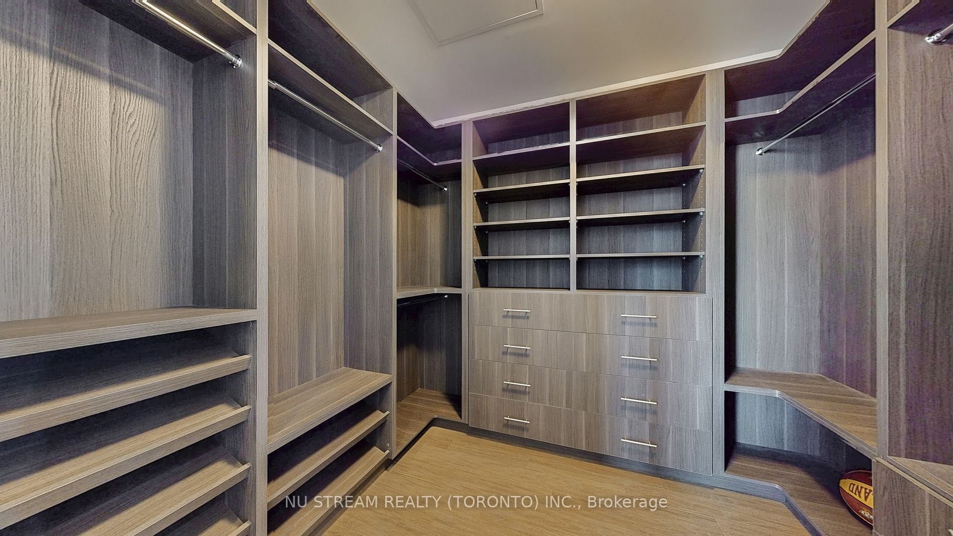 ICONIC LIVING AT 100 HARBOUR ST