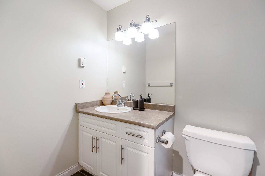 4135 John St