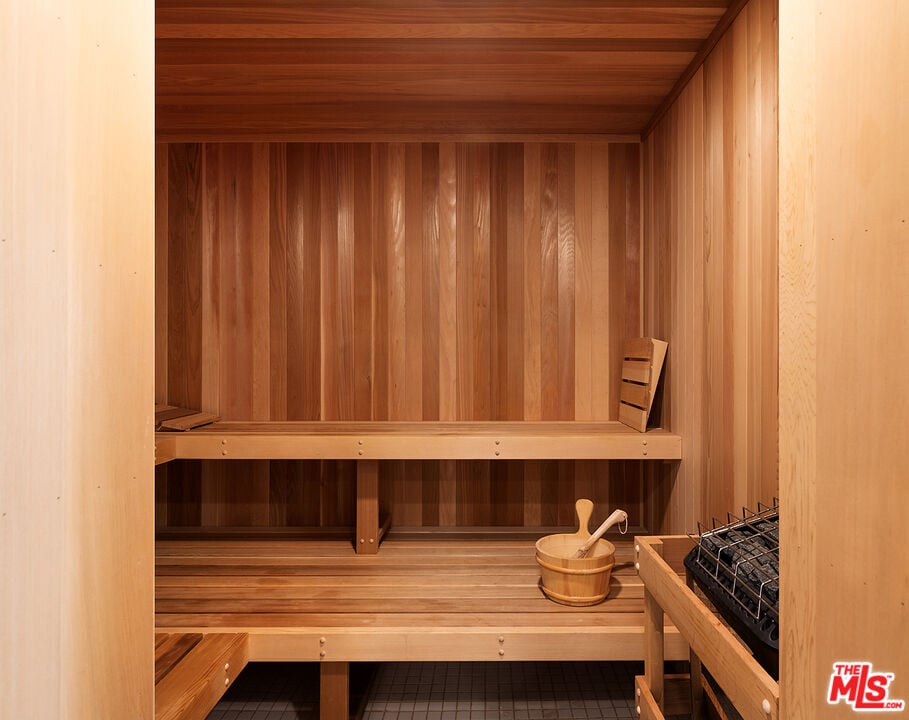 Mandeville Canyon Rd, 90049