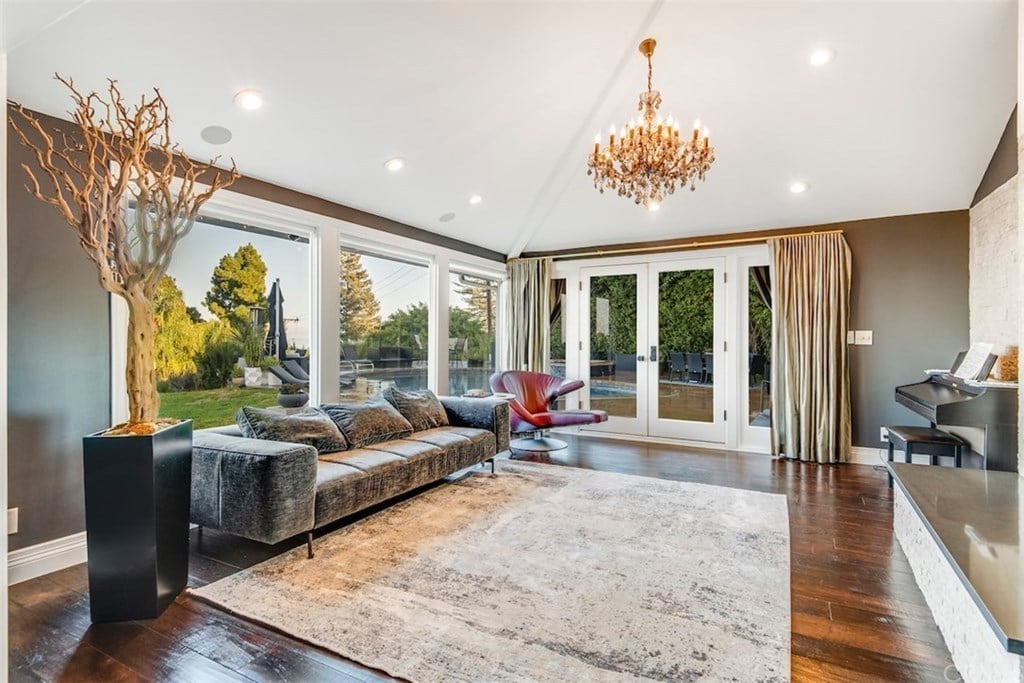 11 Outrider Rd