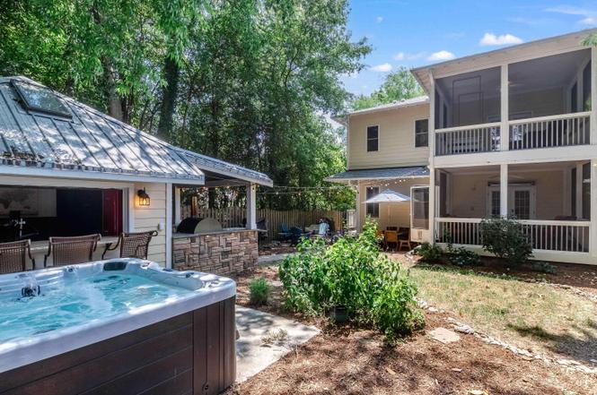 200 W Roanoke Park Dr