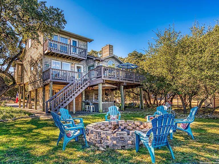 1204 Lakeside Dr E