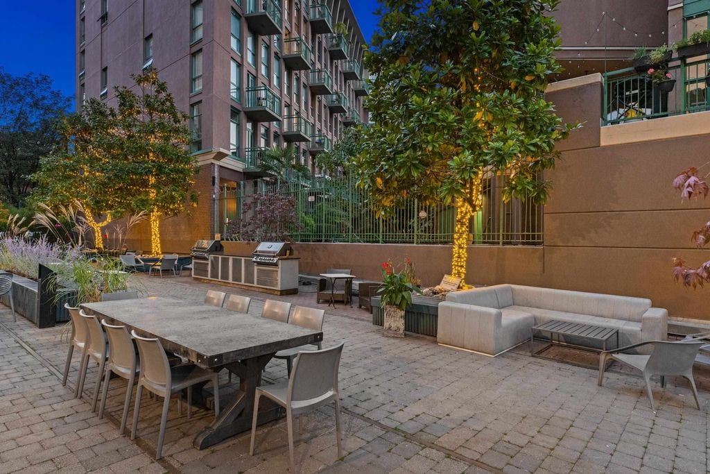 87 E Cordova St