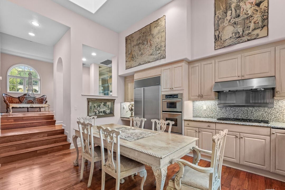 Buckingham Ln, 90077