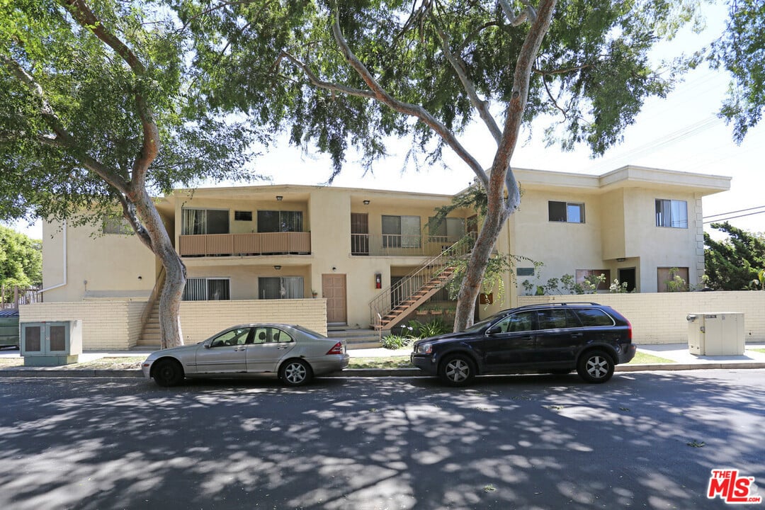 3250 Oakhurst Ave