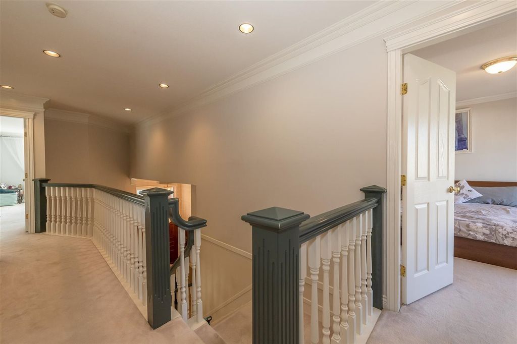9260 Pauleshin Cres