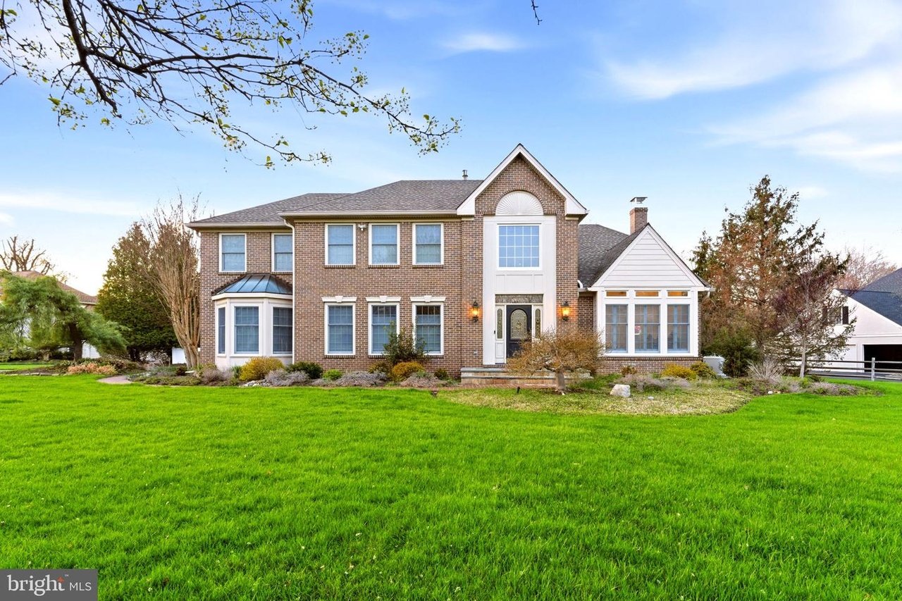 201 Wolf Ln