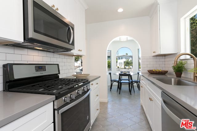 1852 S Redondo Blvd