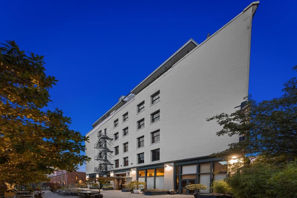 87 E Cordova St