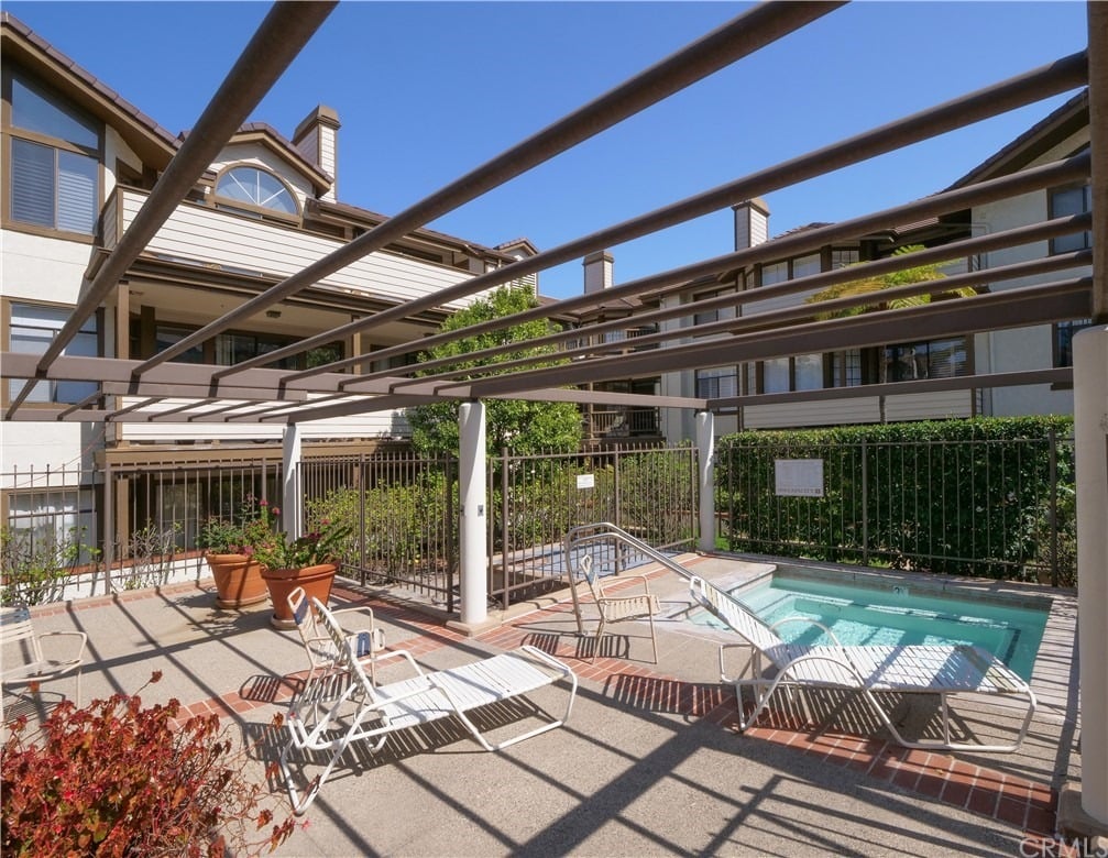 2563 Plaza Del Amo #204