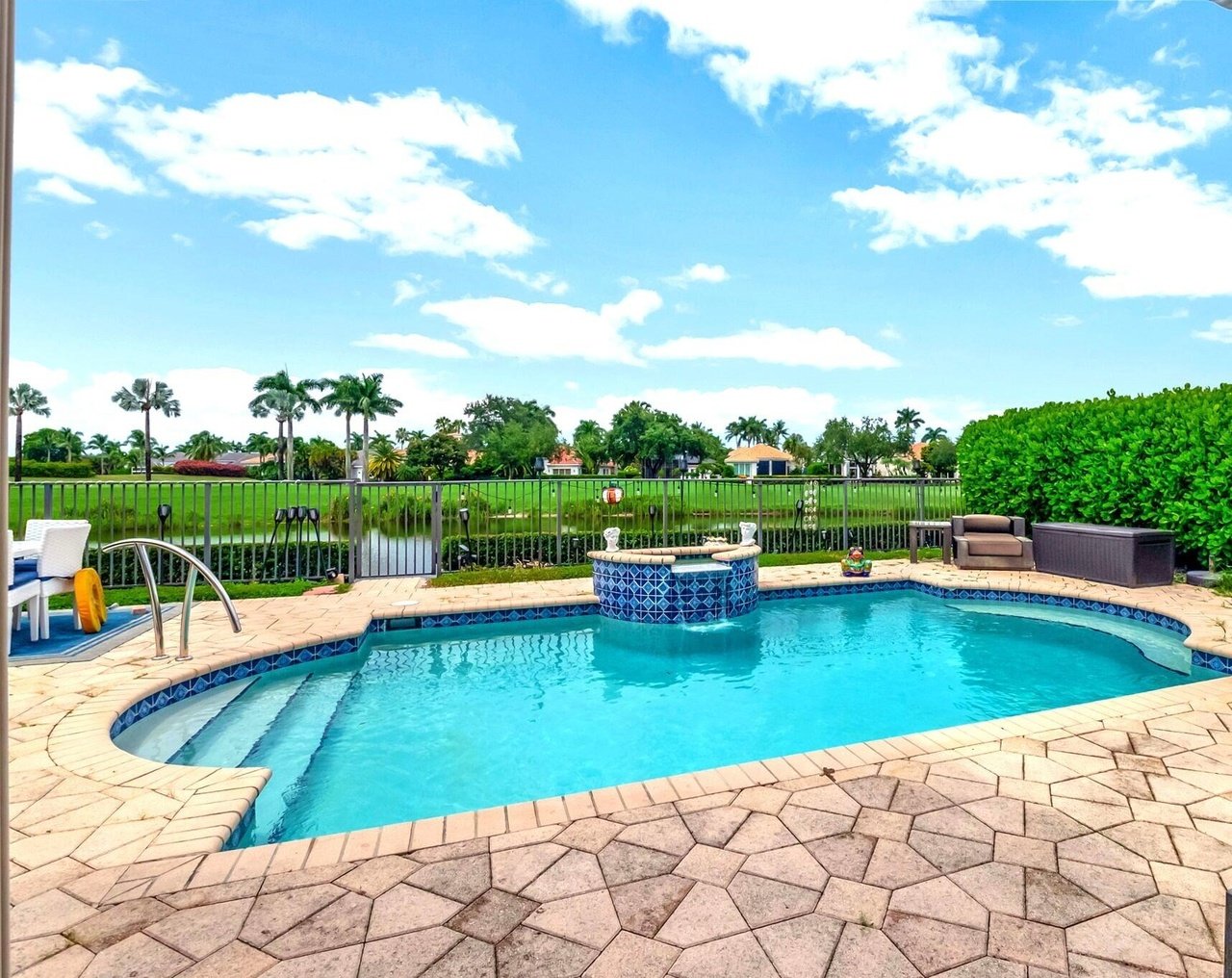 4137 NW Briarcliff Cir