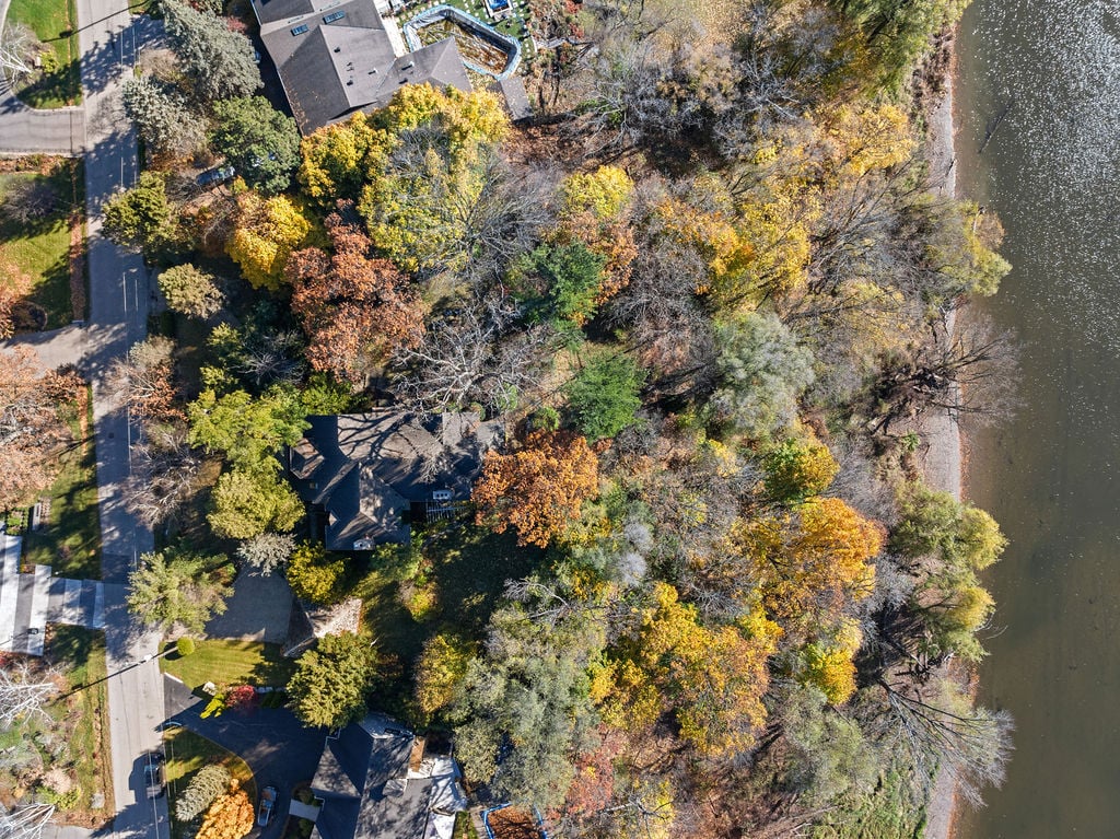 1516 Pinetree Cres