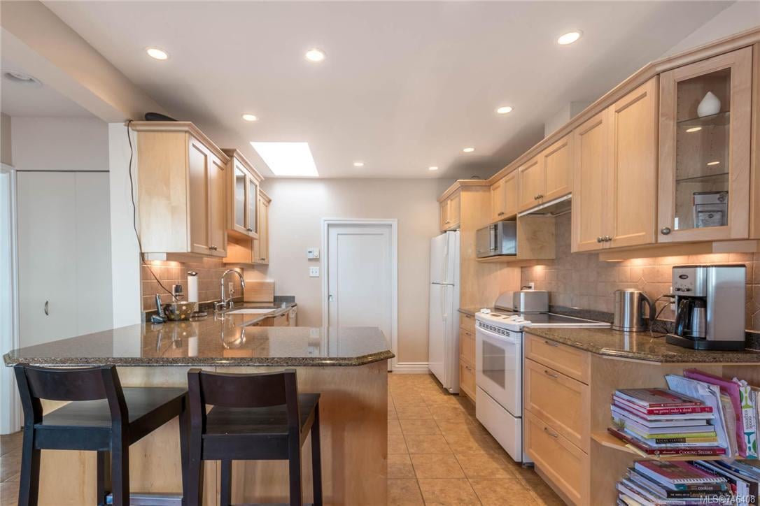 557 Falkland Rd