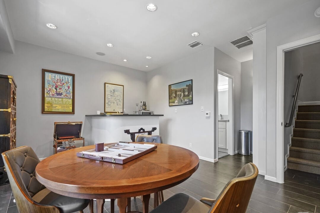 Solaris Manor, N Knoll Dr, 90068