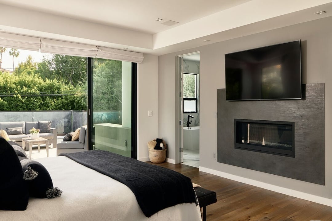 N Bowling Green Way, 90049