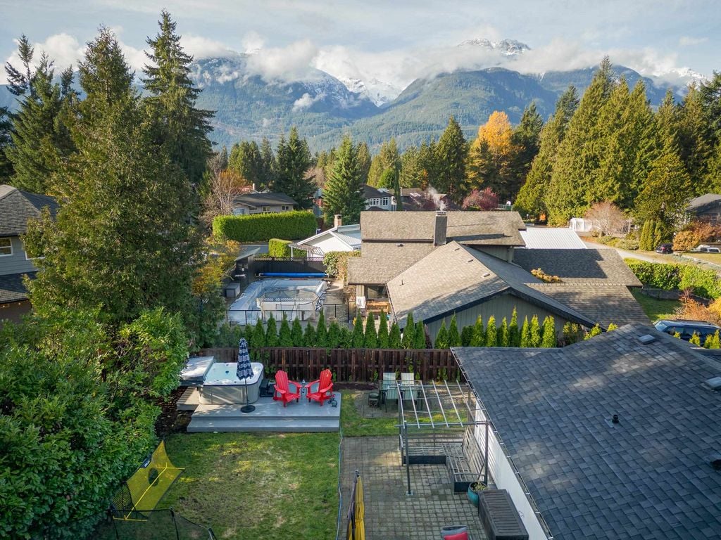 2537 Jura Cres