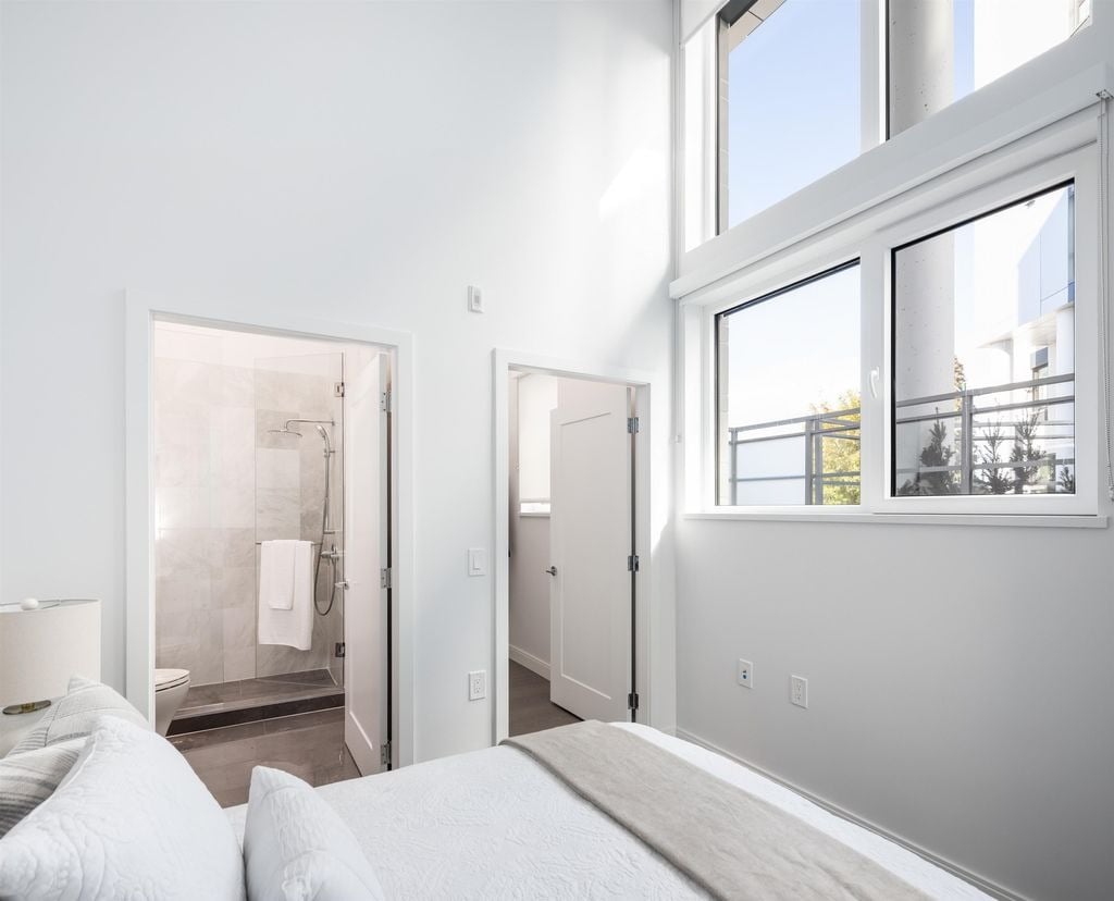 4932 Cambie St, #101