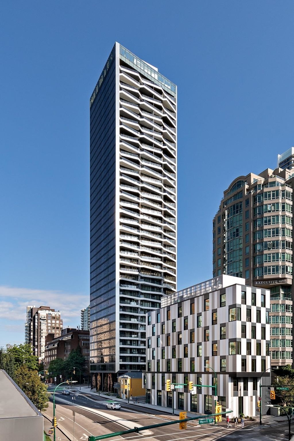 889 Pacific St, #305