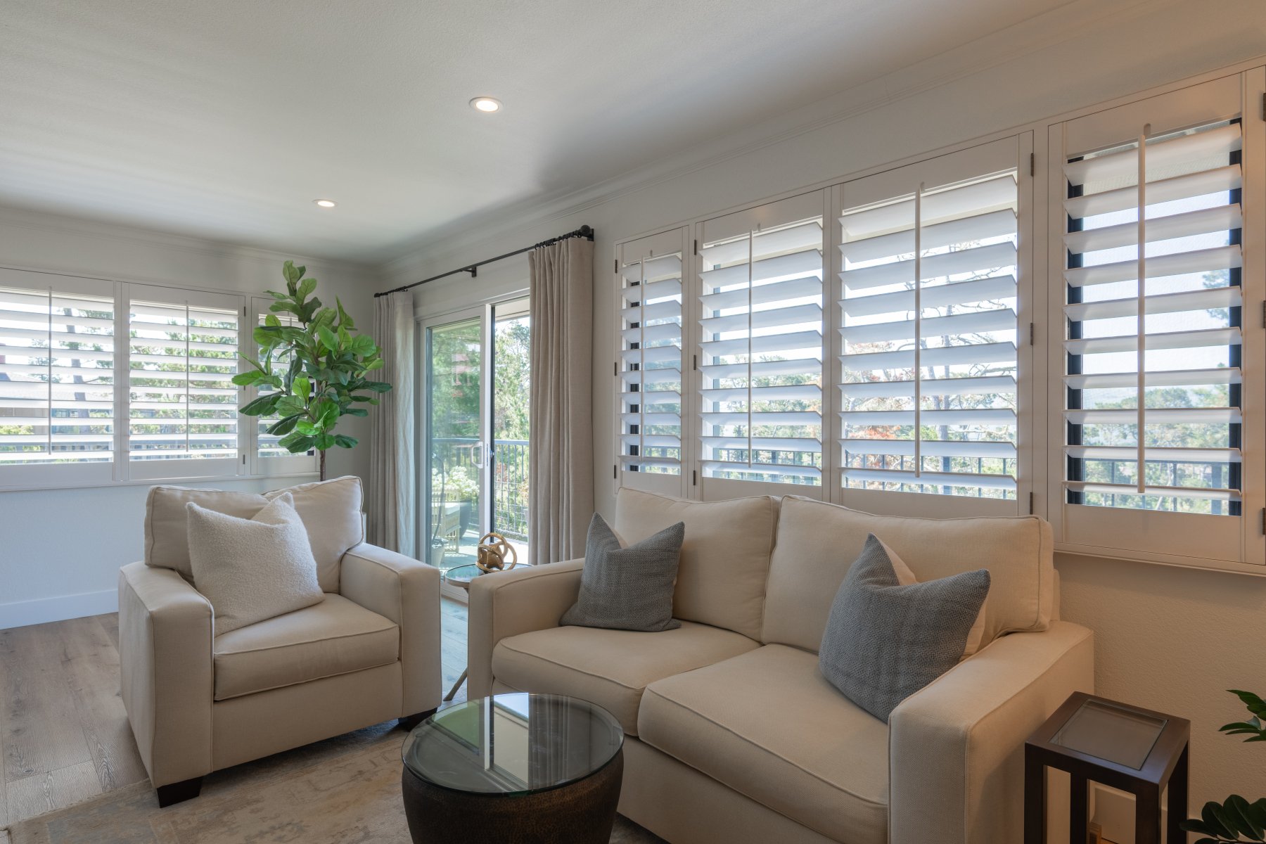 Refined Del Mesa Carmel Living - 275 Del Mesa