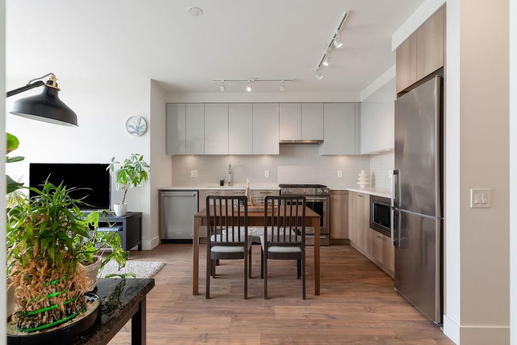 258 Nelson's Crt, #412