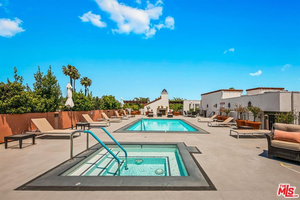 10648 Woodbridge 106, Toluca Lake
