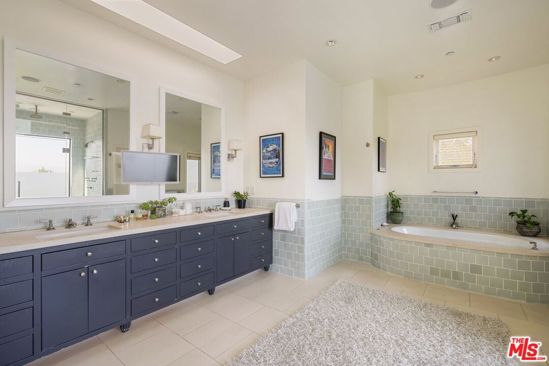 Aria Manor, Sunset Plaza Dr, 90069